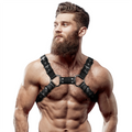 ATTITUDE SOUMISE FÉTICHE - HARNAIS AJUSTABLE EN SIMILICUIR BULDOG POITRINE HOMME