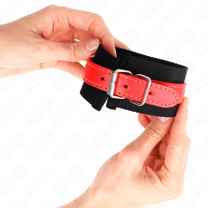 KINK - MENOTTES EN NYLON NOIR AVEC SANGLE EN SIMILI CUIR ROUGE RÉGLABLE 19-24 CM X 5.5 CM