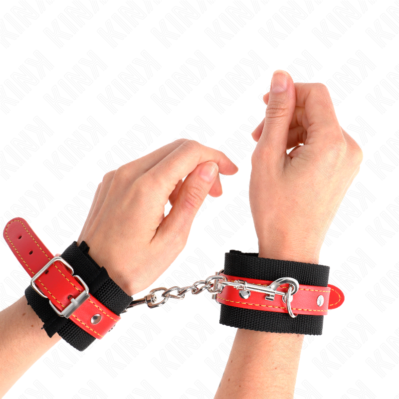 KINK - MENOTTES EN NYLON NOIR AVEC SANGLE EN SIMILI CUIR ROUGE RÉGLABLE 19-24 CM X 5.5 CM